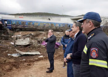 Estallan enfrentamientos entre manifestantes y la Policía tras una protesta con más de 10.000 personas en Atenas por el accidente ferroviario.