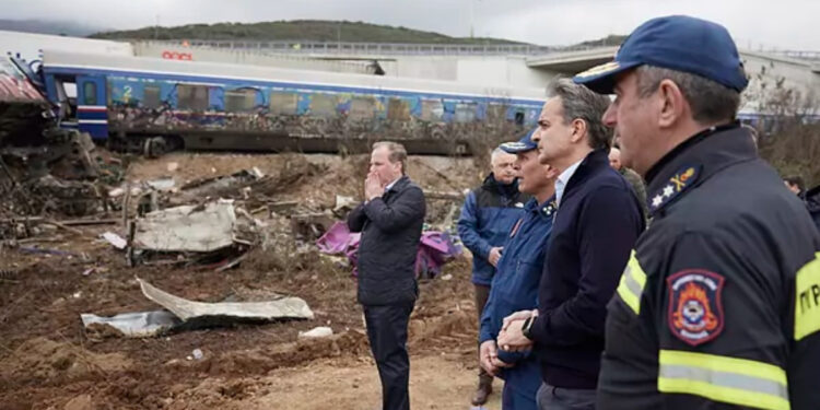 Estallan enfrentamientos entre manifestantes y la Policía tras una protesta con más de 10.000 personas en Atenas por el accidente ferroviario.