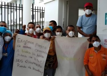 Extrabajadores del Hospital San Cristóbal Ciénaga protestan por pagos atrasados.