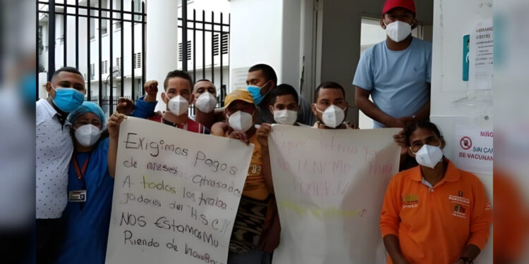 Extrabajadores del Hospital San Cristóbal Ciénaga protestan por pagos atrasados.