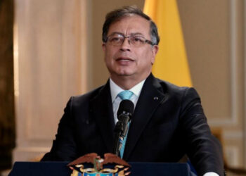 Presidente Petro aceptó reunirse con exjefes paramilitares