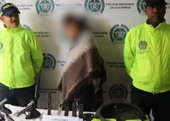 Capturan a mujer que tenía arsenal de la Policía en su casa; lo vendía a bandas criminales.