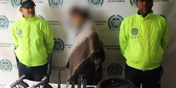 Capturan a mujer que tenía arsenal de la Policía en su casa; lo vendía a bandas criminales.