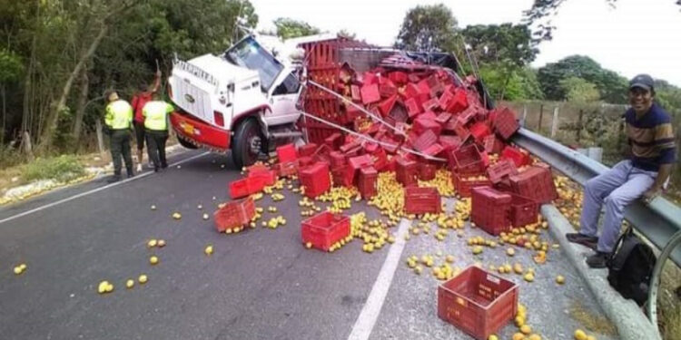 Un Camión Cargado de Mangos se Volcó a la altura de la ‘Ye’ de Ciénaga
