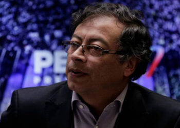 Presidente Petro Sube Desaprobación al 57% en Última Encuesta de INVAMER.