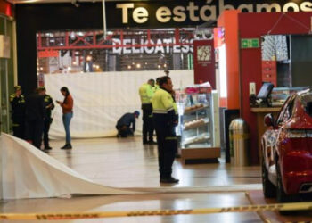 Investigan crimen en centro comercial de Bogotá: hombre habría asesinado a su pareja y luego se disparó.