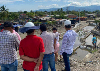 Funcionarios de la Administración Visitaron  los Barrios Aledaños de la Variante Sur por las Inundaciones Debido a las Fuertes Lluvias