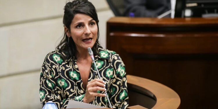 En Medio de Escándalo Irene Vélez, Confirma su Salida del Ministerio de Minas y Energía.