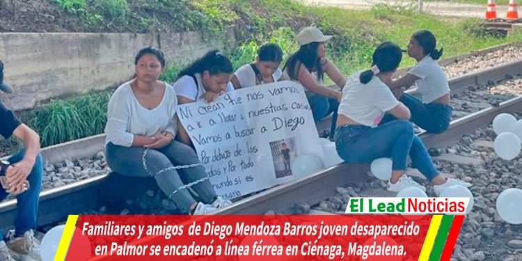 Familiares y amigos  de Diego Mendoza Barros joven desaparecido en Palmor se encadenó a línea férrea en Ciénaga, Magdalena.