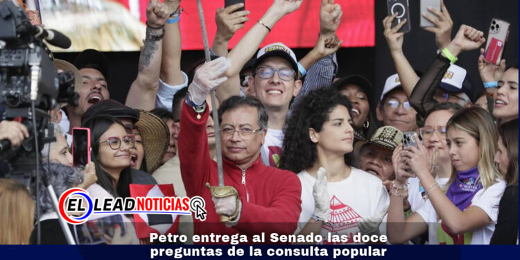 Petro entrega al Senado las doce preguntas de la consulta popular