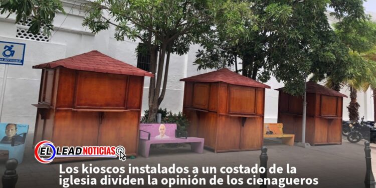 Los kioscos instalados a un costado de la iglesia dividen la opinión de los cienagueros